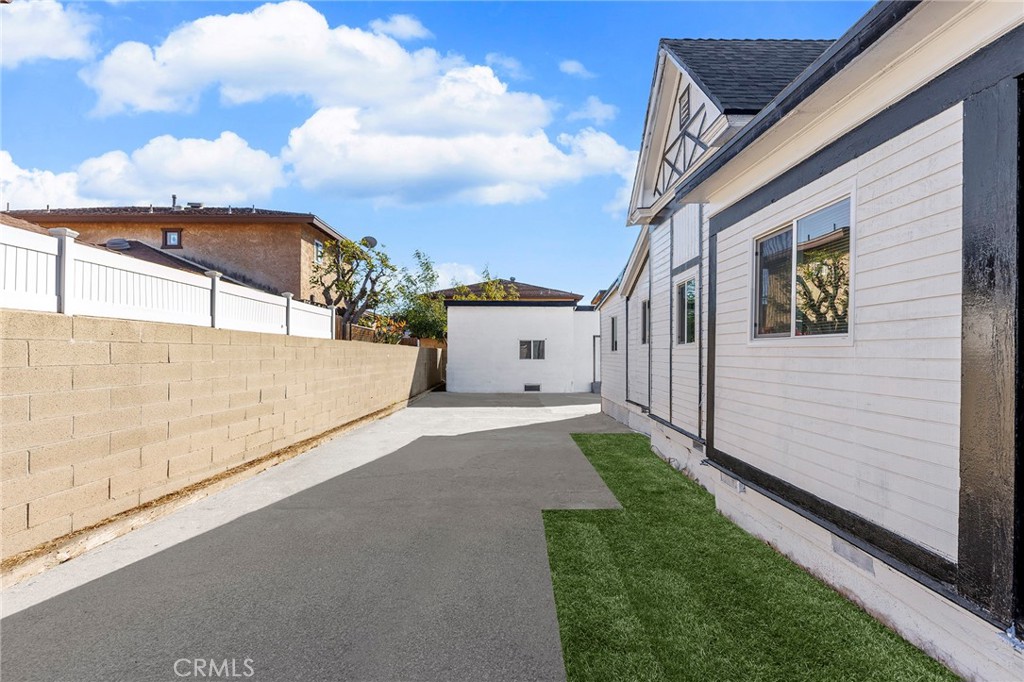2060 E Cienega