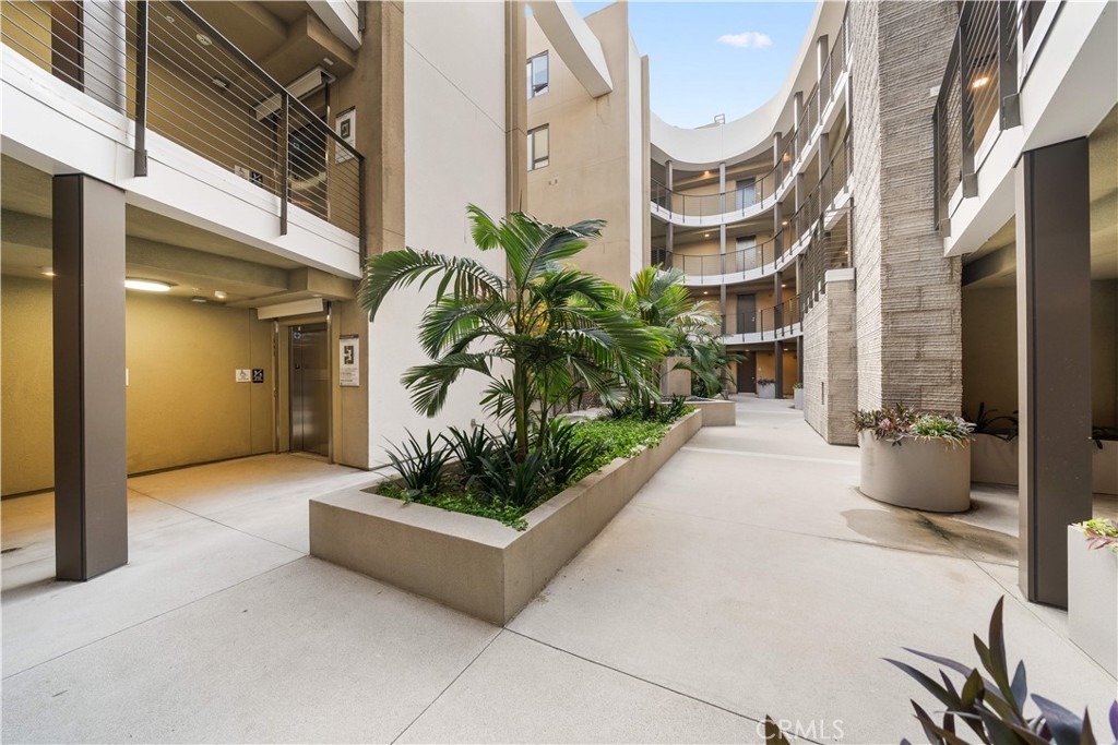 709 E Walnut Street 215