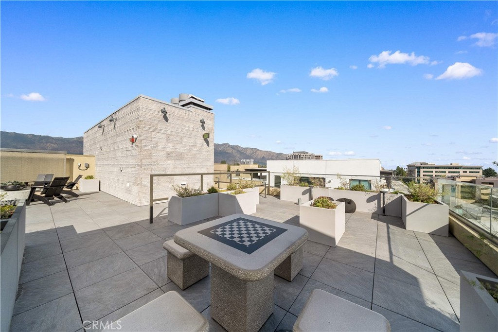 709 E Walnut Street 215