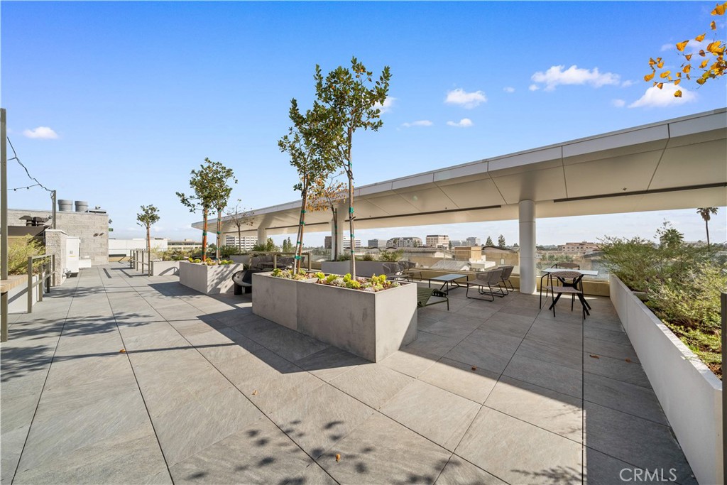 709 E Walnut Street 215