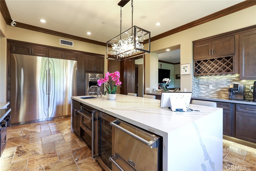 725 Carriage House