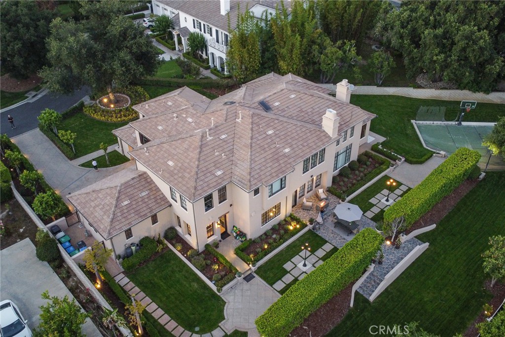 725 Carriage House