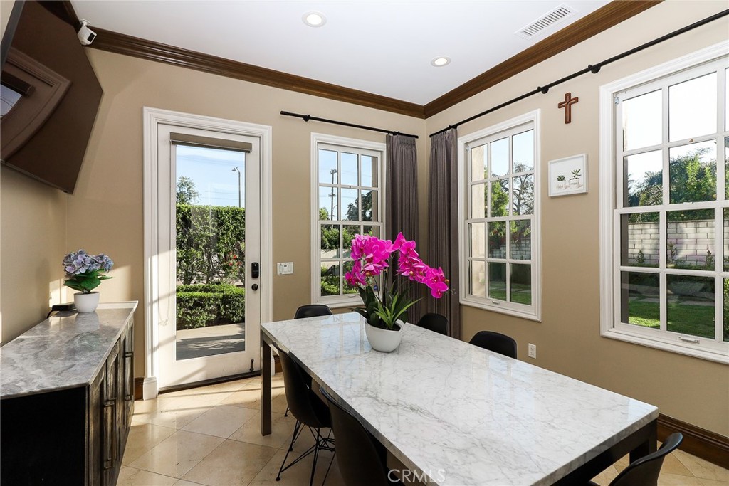 725 Carriage House