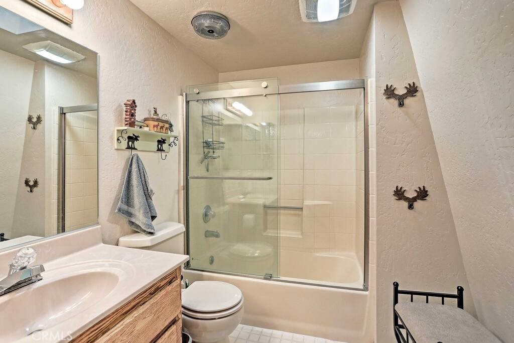 560 Lakewood Lane