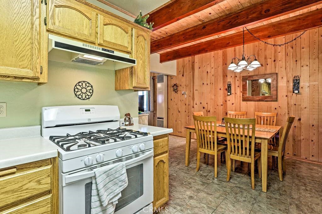 560 Lakewood Lane
