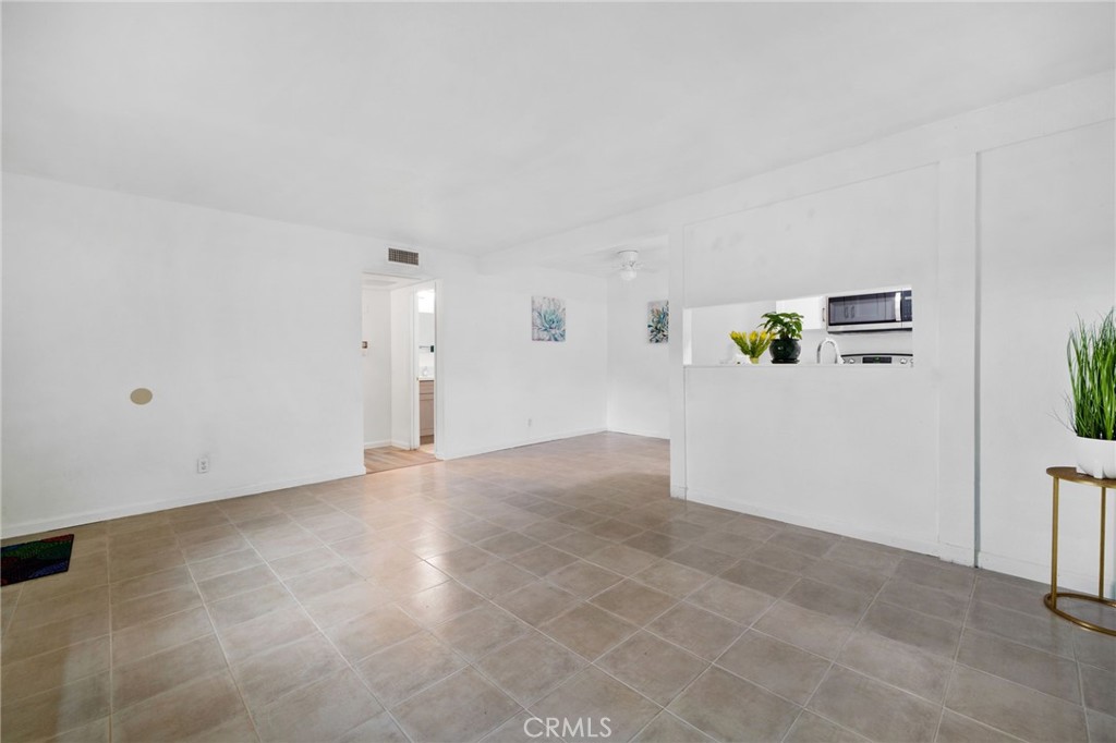 1735 E Washington Street G12