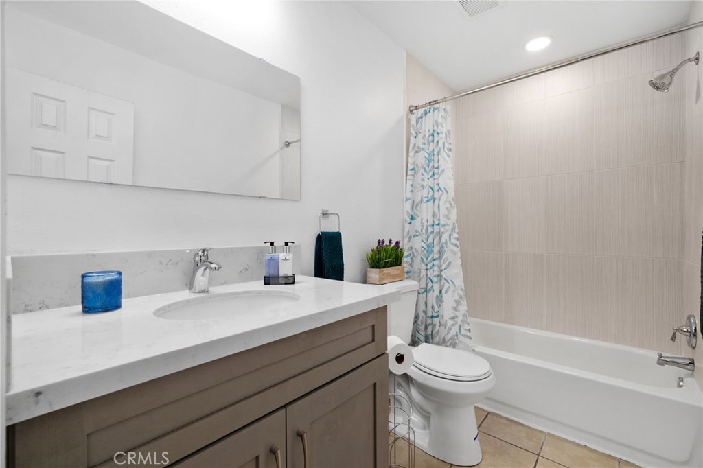 1735 E Washington Street G12