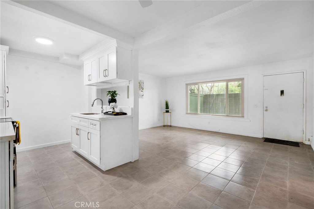 1735 E Washington Street G12