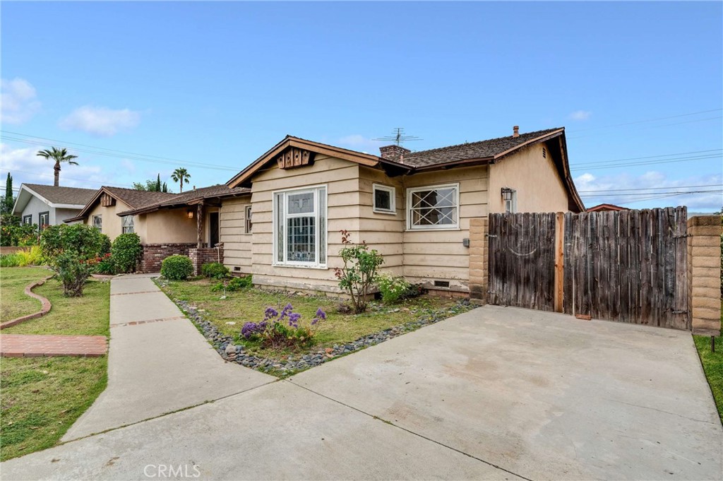 2138 E Daniels Avenue