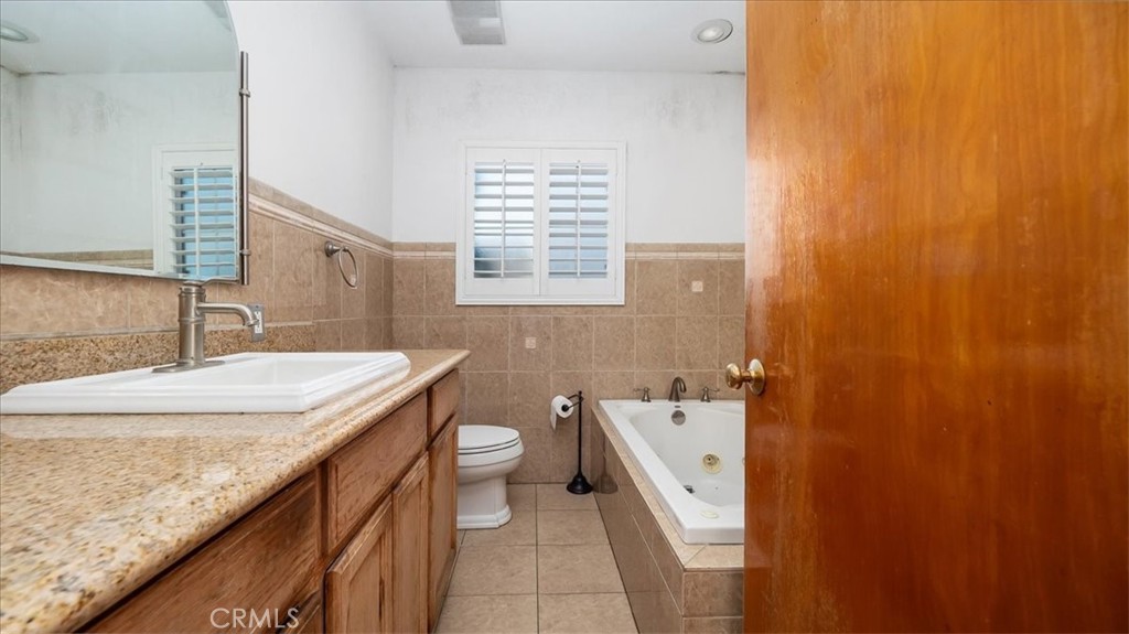 1338 E Thackery Avenue