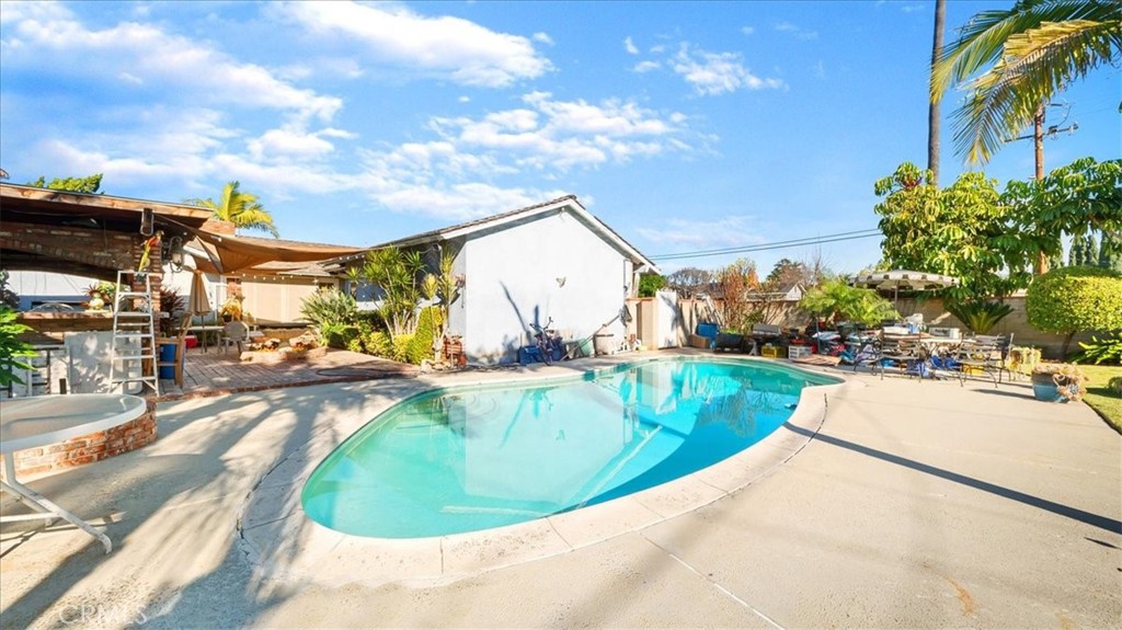 1338 E Thackery Avenue