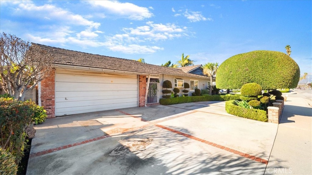 1338 E Thackery Avenue