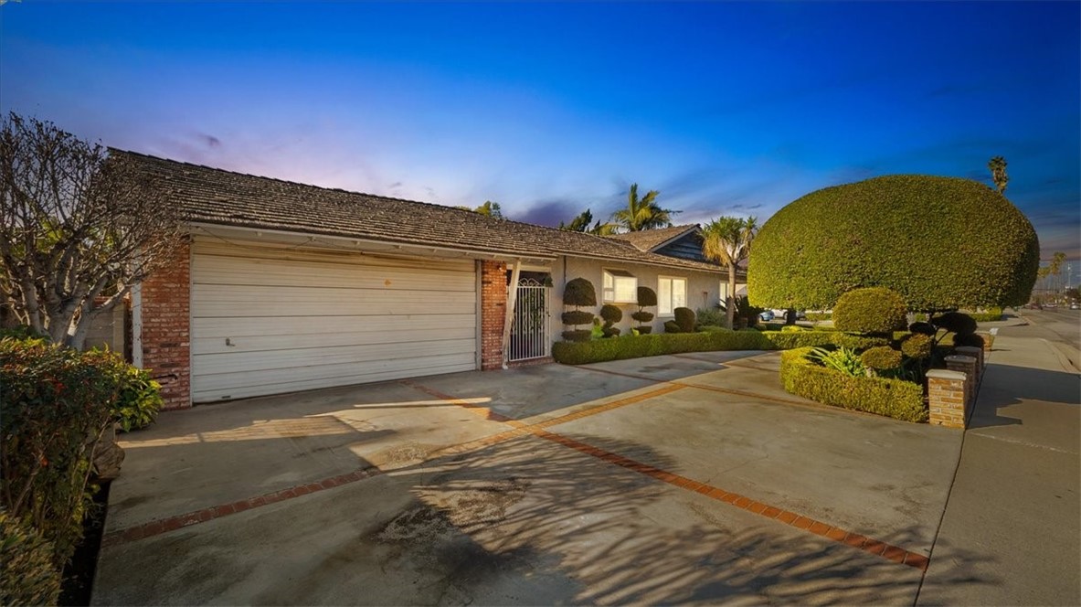 1338 E Thackery Avenue