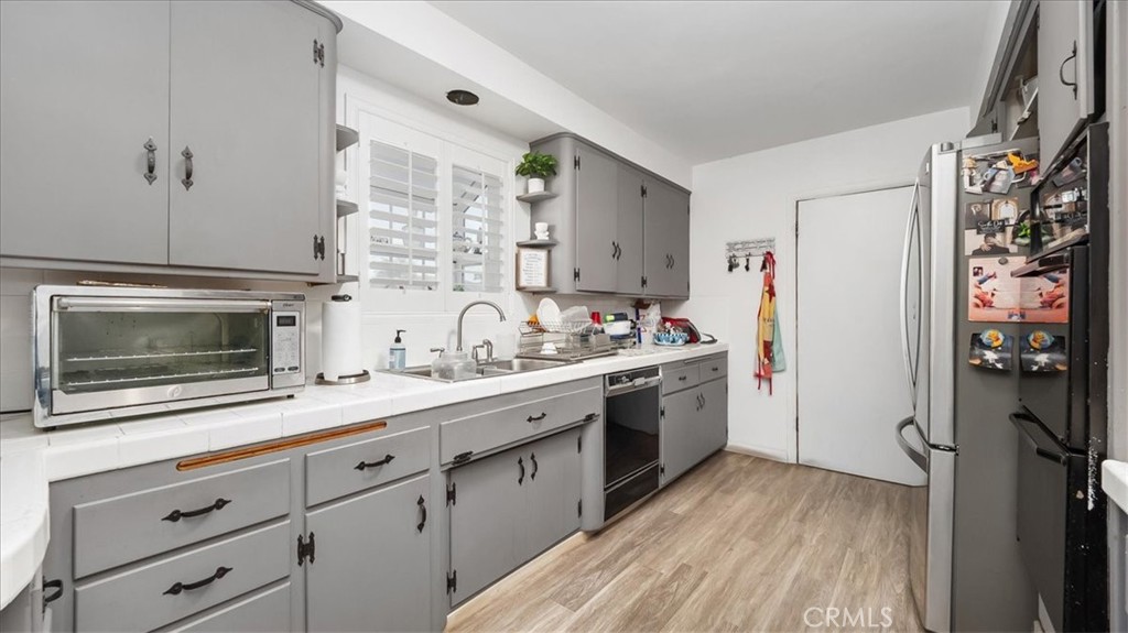 1338 E Thackery Avenue