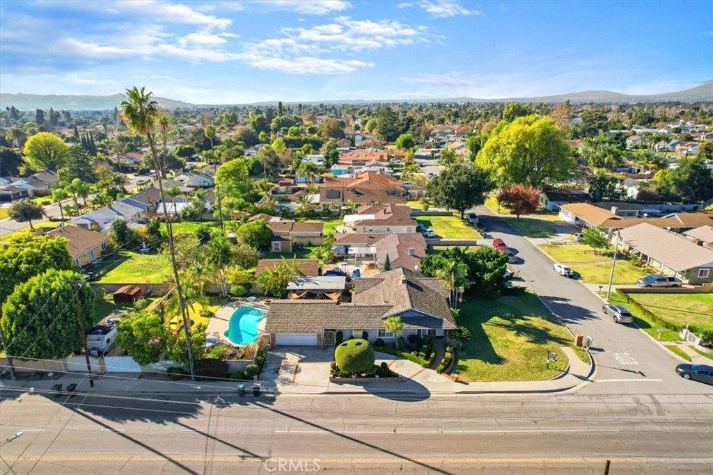 1338 E Thackery Avenue