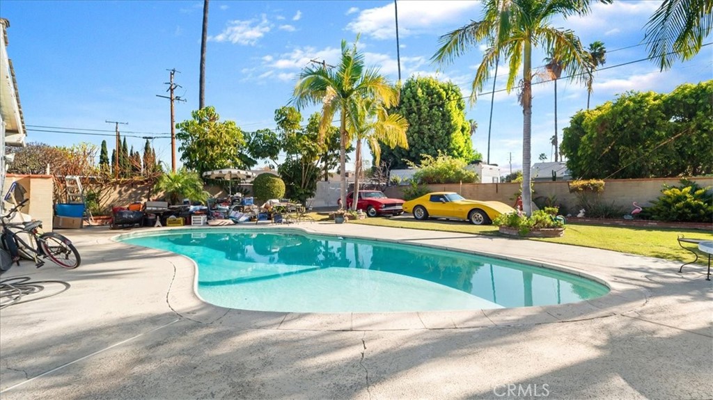 1338 E Thackery Avenue