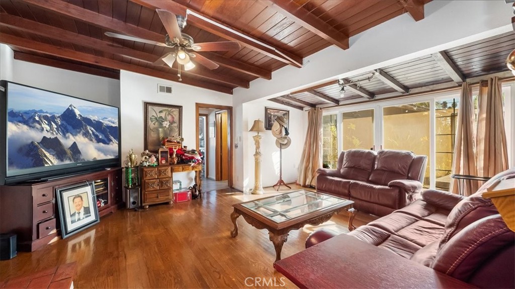 1338 E Thackery Avenue