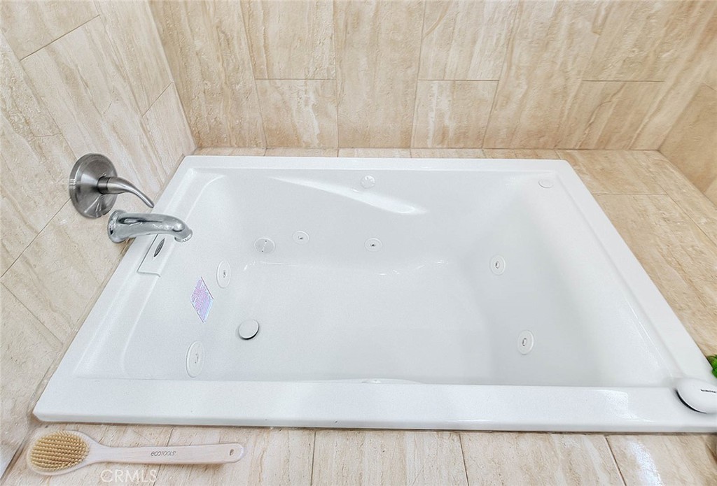 2842 Hollow Oak Court