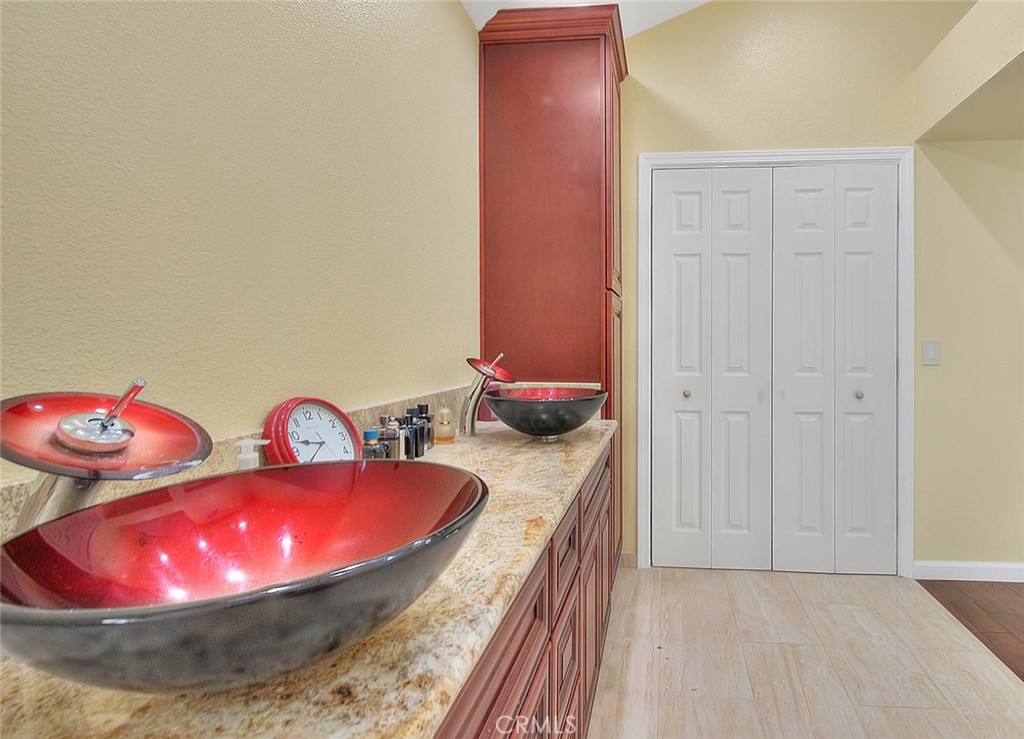 2842 Hollow Oak Court