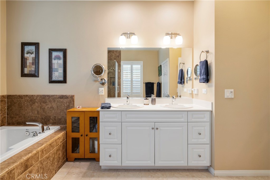 1312 N Hawthorne Way