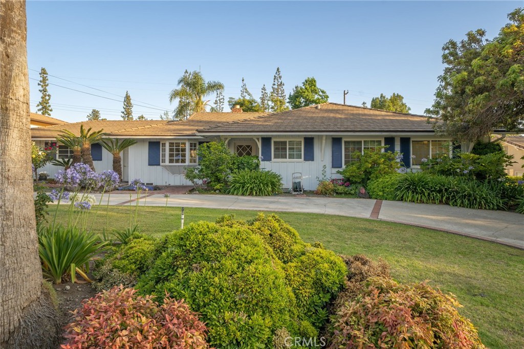 2220 Country Club Drive