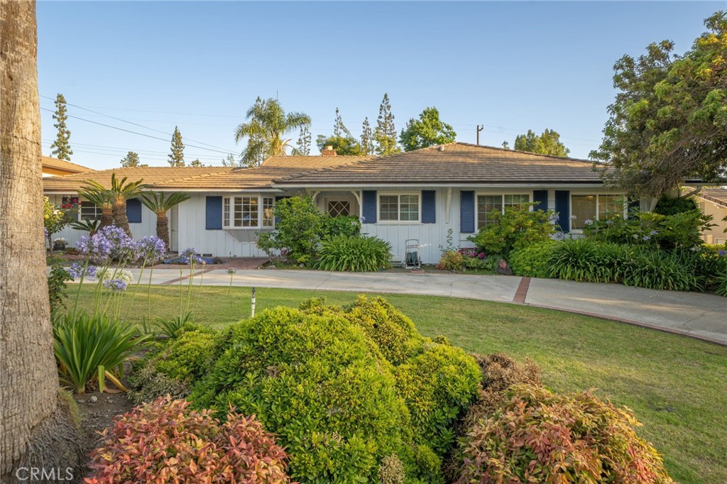 2220 Country Club Drive