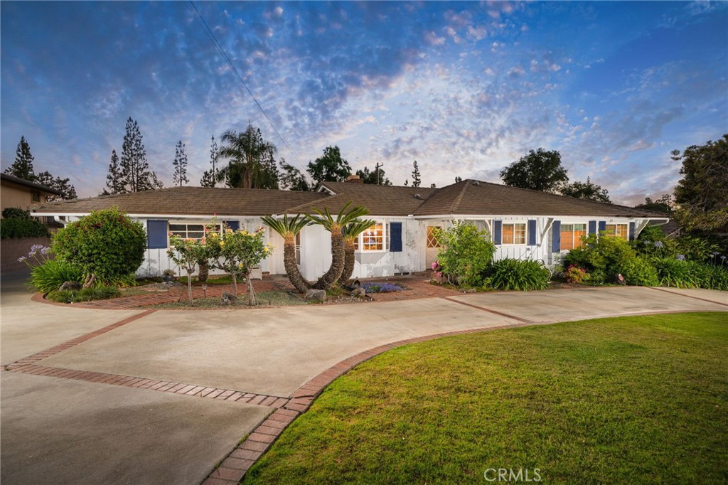 2220 Country Club Drive