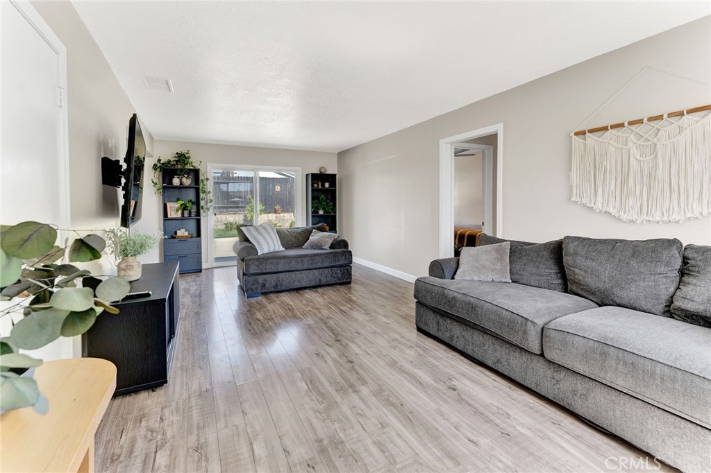 6218 N Hanlin