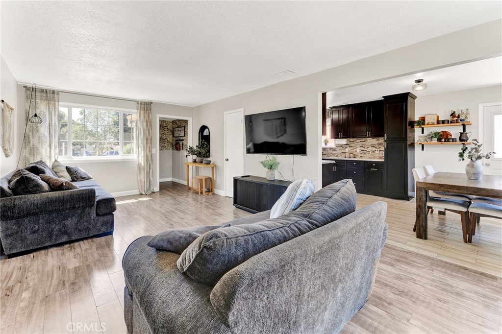 6218 N Hanlin