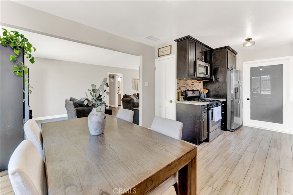 6218 N Hanlin