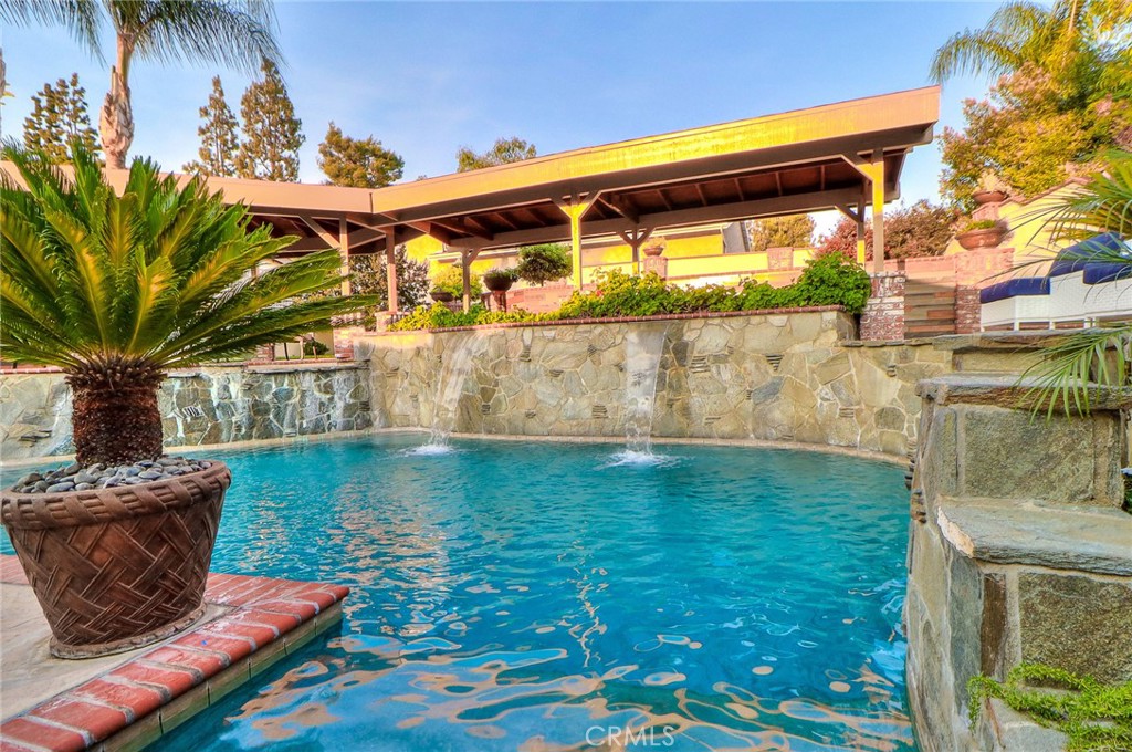 1424 N San Dimas Avenue