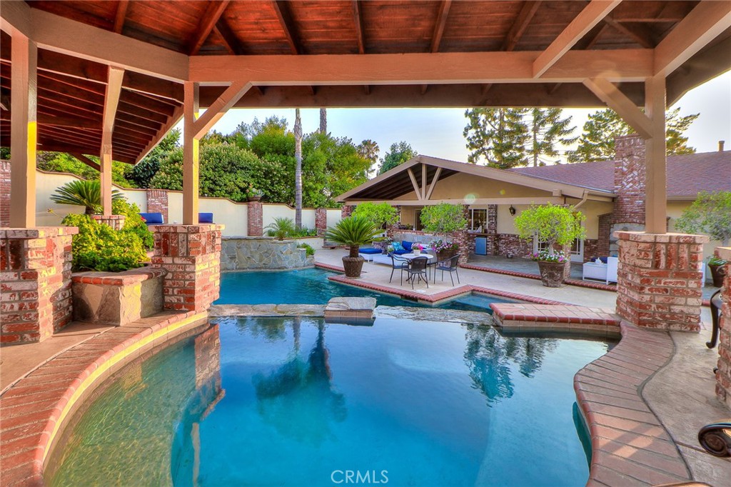 1424 N San Dimas Avenue