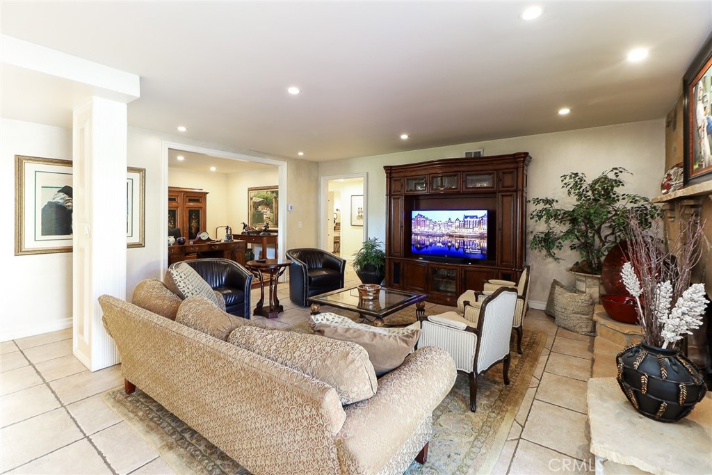 1424 N San Dimas Avenue