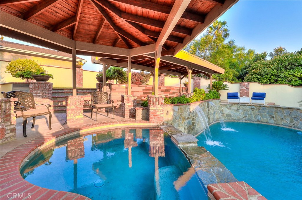 1424 N San Dimas Avenue