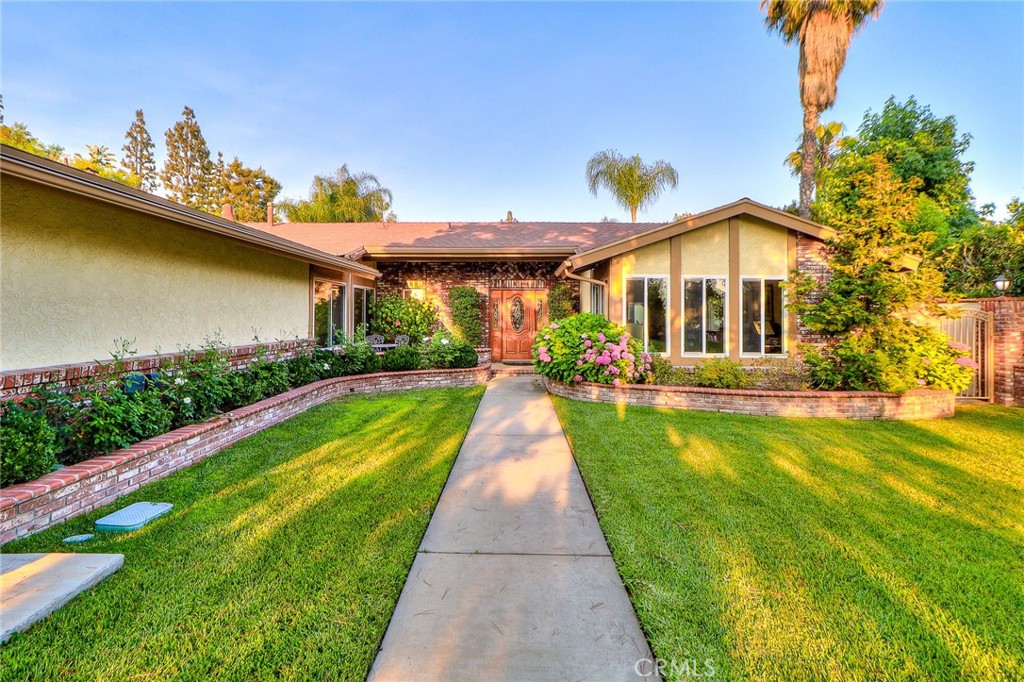 1424 N San Dimas Avenue