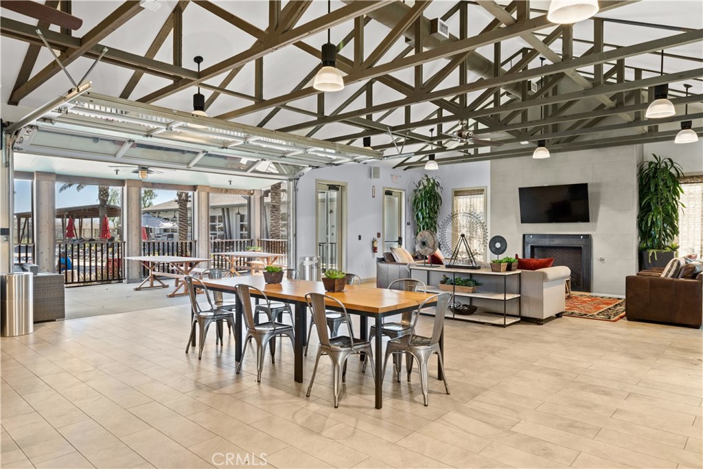 4042 S Cloverdale Way