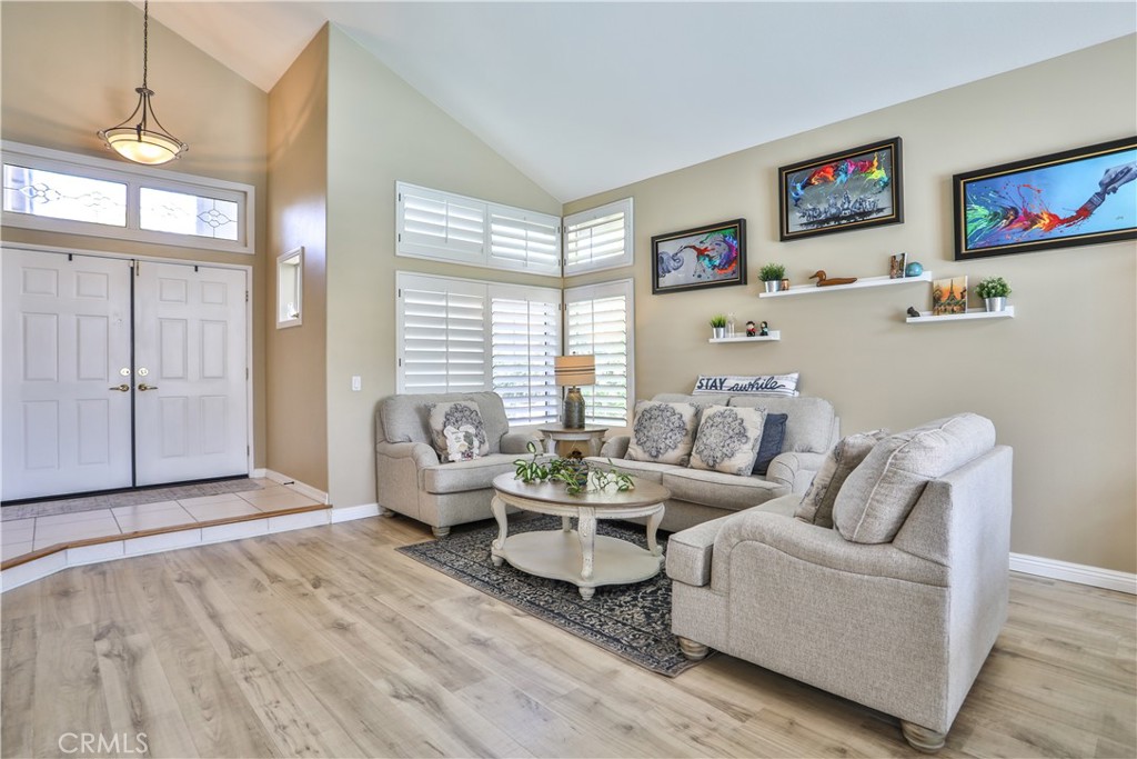 15043 Avenida Compadres