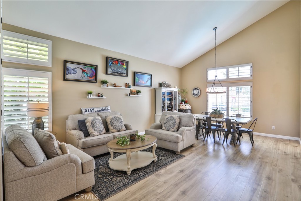 15043 Avenida Compadres