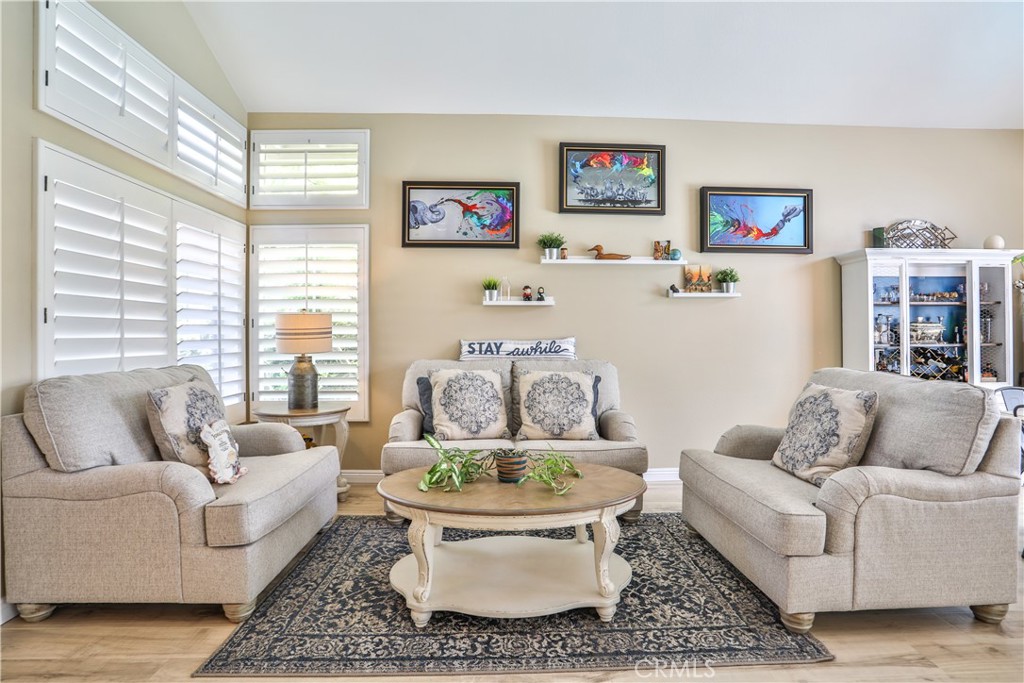 15043 Avenida Compadres