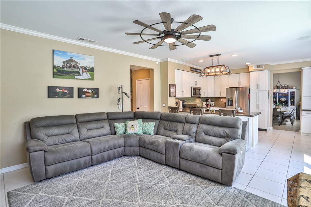 15043 Avenida Compadres