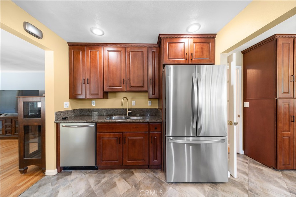 644 E Mountain View Avenue