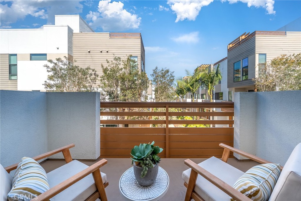 687 Doheny