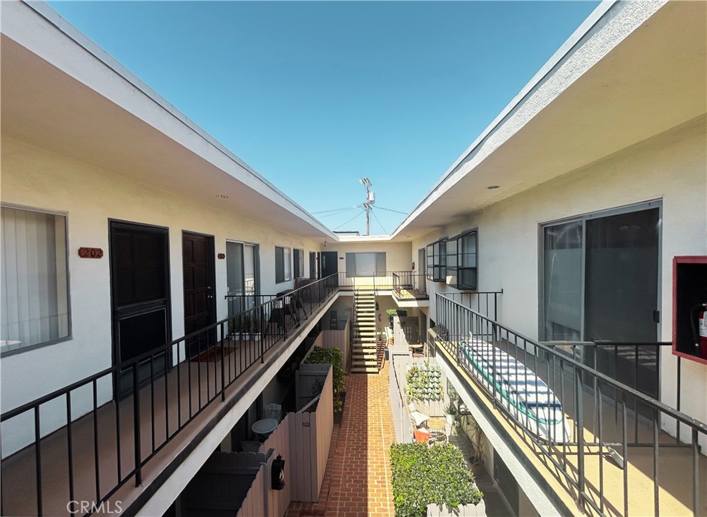 1522 S Centinela Ave 204