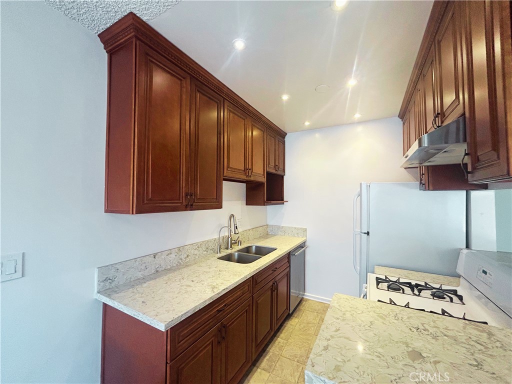 1522 S Centinela Ave 204