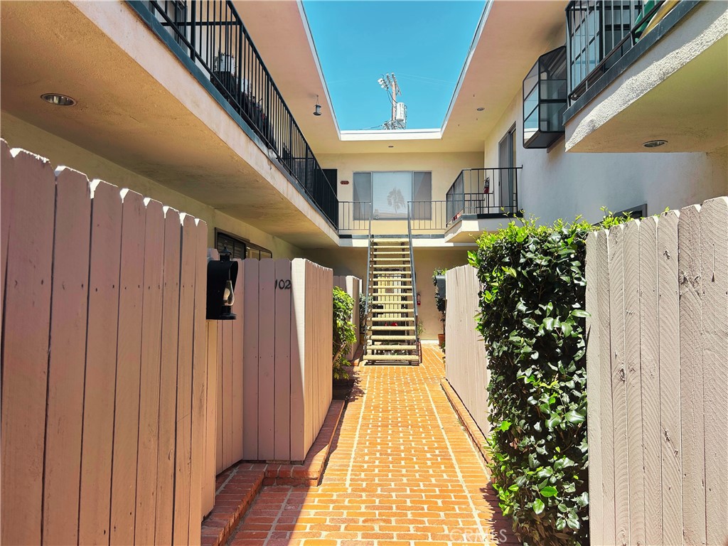 1522 S Centinela Ave 204
