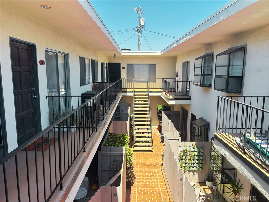 1522 S Centinela Ave 204