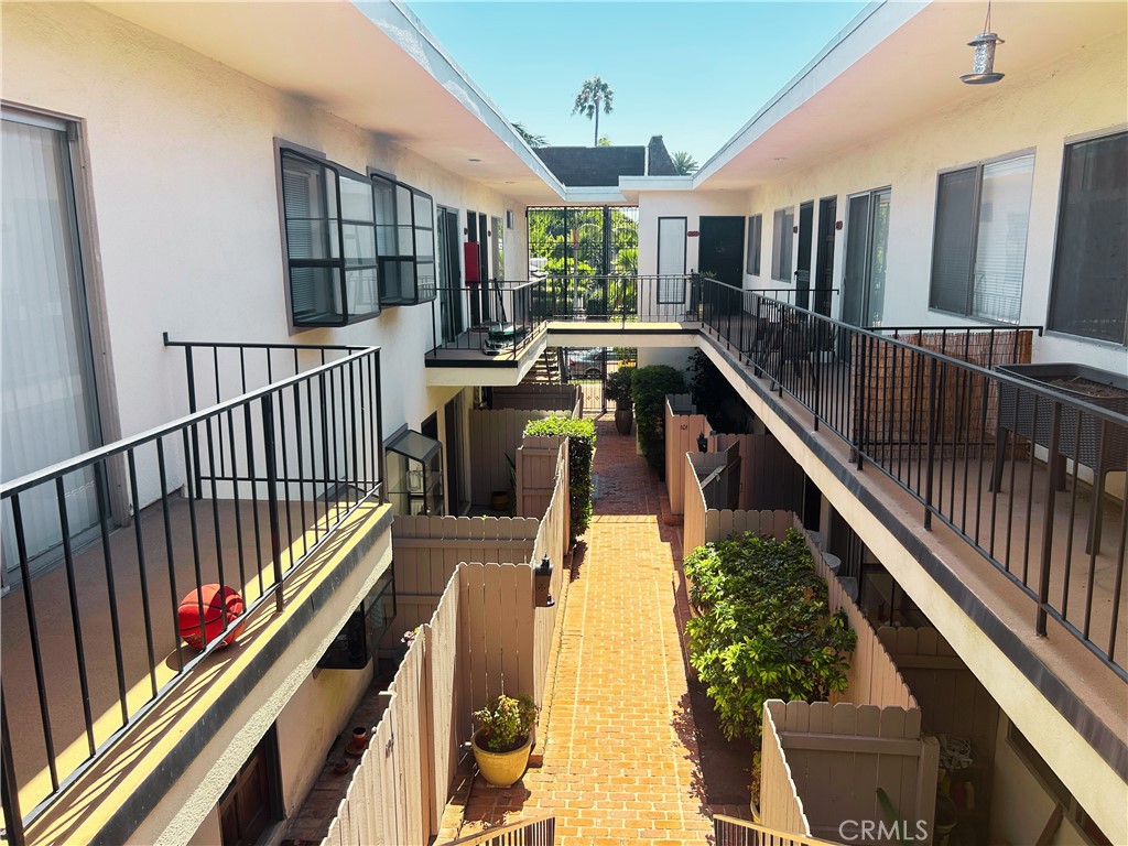1522 S Centinela Ave 204