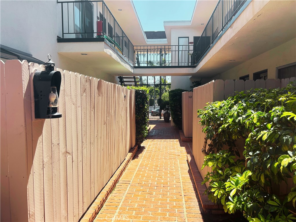 1522 S Centinela Ave 204
