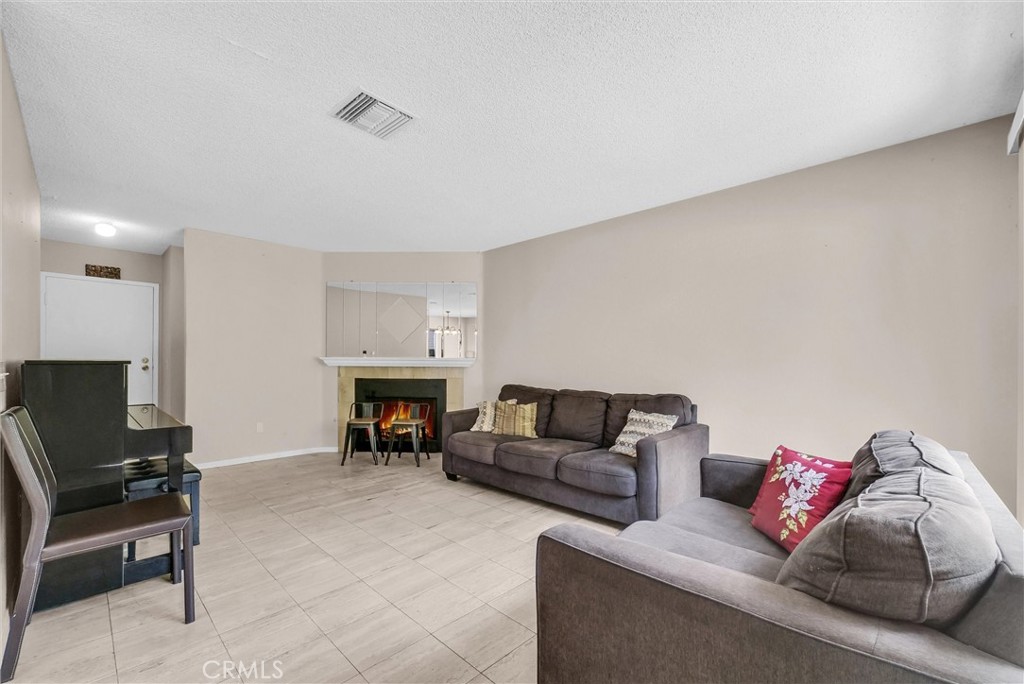 1530 Elkwood