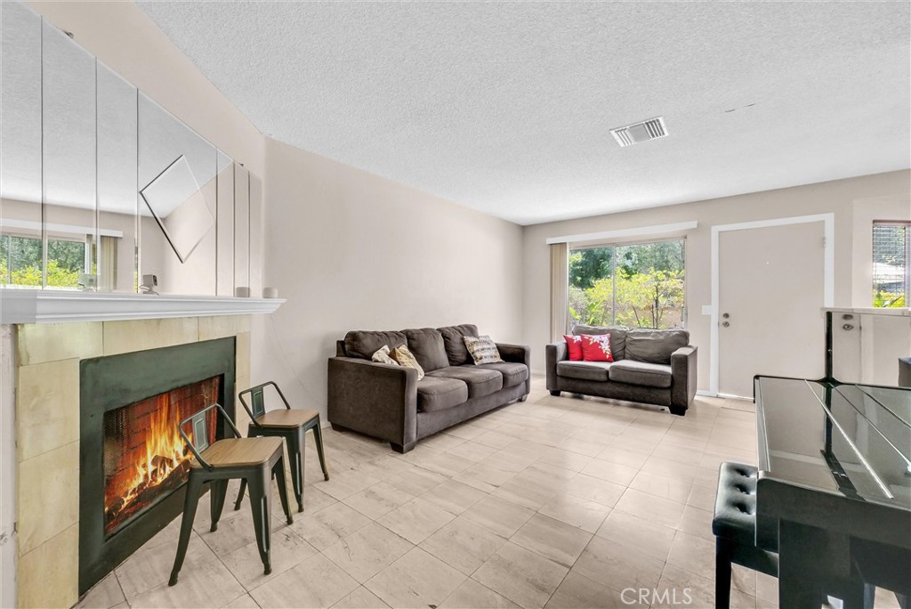 1530 Elkwood